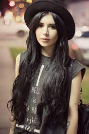 Do you have short hair and do not know how to make it catchy? Fashion Flashback How To Rock 90s Grunge Fashion Grunge Accessories Long Black Hair