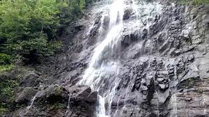 Artvin'in arhavi ilçesinde önemli turizm destinasyonlarından biri olan mençuna şelalesi, ihtişamlı görüntüsü ve çevresindeki zengin bitki örtüsüyle turistleri ağırlıyor. Artvin Arhavi Mencuna Selalesi Youtube
