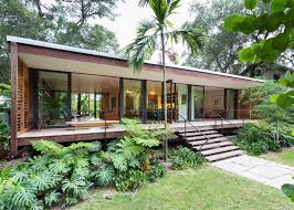 Florida Based Studio Brillhart Architecture Has Completed A Home Fronted By Slatted Wooden Shutters In A Lush Miami Forest Maison Darchitecte Maison Bois Et Maison Martinique