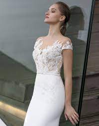 Beth The Gorgeous Beth Wedding Dress Is The Perfect Combination Of Crepe And Bridal Lace Creating A Modern Wedding Dress Wit Hochzeitskleid Kleider Hochzeit
