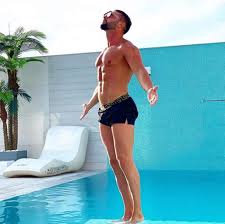 În schimb, mamișor este eroina lui și are întotdeauna cuvinte de laudă pentru ea. A Inaugurat Piscina Cu Prietenii Dorian Popa È™i A FÄƒcut De Cap Cu Selly In Curtea Casei De Sute De Mii De Euro Spynews Ro