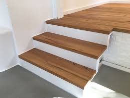 Für qualitativ hochstehende produkte garantieren über 70 gut ausgebildete mitarbeiterinnen und mitarbeiter. Beton Treppe Eiche Eiche Geolt Bodenbeschichtung D W Holz Renovierung Leisten Weiss Sockelelisten Flur Treppenstufen Holz Treppe Holz Treppenstufen