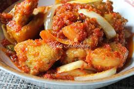 Sebab kadang tu kalau dah tahap malas sangat nak beli bahan lengkap, guna je apa yang ada kat rumah memang masak lemak negeri sembilan sedap gila! Ayam Masak Berlada Yang Serius Sedap Azie Kitchen