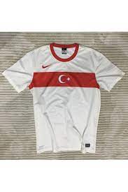 Milli takım'ın giydiği ilk formadan esinlenilen tasarım modern dokunuşlarla geleceğe de göz kırpıyor. Milli Takim Formasi Kardesler Spor