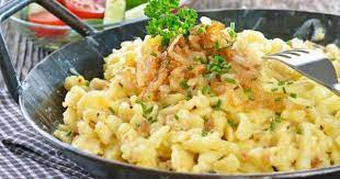 kasespatzle mit rostzwiebeln daskochrezept de kochrezepte saisonales themen ideen rezept rezepte kasespatzle rezept spatzleteig