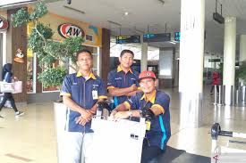 Daftar nama profesi di bandara yang paling populer 1. Gaji Porter Bandara Di Solo Uec Dlu8sal6bm Solo Klb Corona Bandara Adi Soemarmo Awasi Penumpang Asal 3 Negara Ini Serunya Bermain Di Trans Studio Mall Bandung