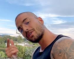 Hawái es el cuarto sencillo lanzado por maluma en el año 2020, luego de qué chimba y admv, que cuenta con una versión urbana. Maluma Verrat Er Weinte Das Erste Mal Er Sah Seine Emotionale Musik Video Fur Seinen Neuesten Hit Admv Aktuelle Boulevard Nachrichten Und Fotogalerien Zu Stars Sternchen