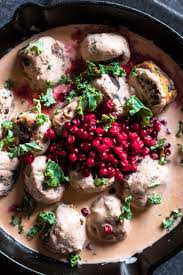 Vegane Und Glutenfreie Kottbullar Mit Klassischen Beilagen Schwedische Gemuseballchen Gronsaksbullar Rezept Gemuseballchen Lebensmittel Essen Rezepte