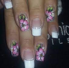 Decorar las uñas es una práctica que se ha vuelto muy popular desde hace un par de años pues si lo que queréis es conseguir unas manos jóvenes y frescas lo mejor es que os decoréis las uñas con flores, en cualquier color y además quedan bien. Flores Arte De Unas De Pies Disenos De Unas Mariposas Manicura De Unas
