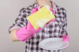No es fácil usar solo jabón líquido para eliminar toda la grasa y la  pegajosidad del concepto de plato blanco. Foto de primer plano recortada de  brazos sosteniendo recipiente vacío aislado fondo