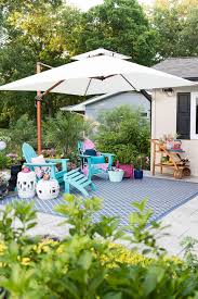 Sunbrella acrylic fabric, polyester, texsilk olefin fabric, and polyethylene are the major fabric types of patio umbrellas. 8 Best Outdoor Patio Umbrellas In 2021 Cantilever Freestanding And More Hgtv