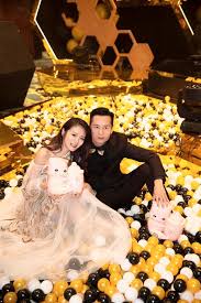 昨（29日）是安以軒 40 歲生日，下個月即將迎來第二胎，晚間與一票演藝圈好友包含蕭敬騰等人一同慶生，透過照片除了一窺受邀明星的精采造型，安以軒還秀出老公陳榮煉送的勞力士（rolex）鑽錶，據了解要價台幣 380 萬，可謂幸福人妻。 å¤§så¤«å©¦å†ä¸­æ§ å®‰ä»¥è»'è€å…¬ è±ªæ20è¬å£ç½© æŠ—è‚ºç‚Žé™¸ç¶²è®š