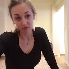 Йога терапия: заземление. Простое упражнение для укрепления спины и как  избавится от боли в пояснице, Это упражнение довольно простое по форме и  выполнению, ощутимо разминает спину и плечевой отдел. ...