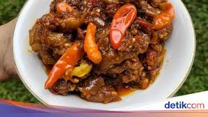 (daging cabe merah + nasi kecombrang + oseng tahu tempe rebon + kremes) Santap Nasi Hangat Dengan 5 Oseng Mercon Pedas Yang Bisa Dibeli Online