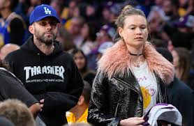 Jetzt verdichten sich die fremdgehgerüchte immer mehr. Adam Levine Behati Prinsloo Krasses Trennungs Ultimatum