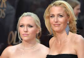 Gillian welcomed piper with her first husband clyde klotz who is a canadian art. Gillian Anderson And Her Lookalike Daughter Were The Perfect Awards Date