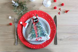 Encore un pliage trouver sur le lien de professeur malin sur facebook cliquer ici, il est facile à réalisé, voici mes photos (il rend encore mieux en vrai) ! Reussissez Votre Pliage De Serviette En Forme De Sapin De Noel