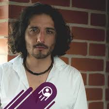 Hoy Daniel Noboa regresa de EEUU con su único acompañante aparte de los  agentes de su seguridad. Sin dar la cara después de la consulta, sin  explicar su agenda oficial. Esta rara