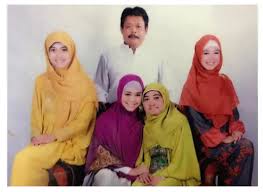 Jumat (4/6) siang, sulyanto, ayah ria ricis dan oki setaiana dewi dikabarkan meninggal dunia. Ultah Ke 25 Ini 7 Potret Jadul Ria Ricis Sebelum Jadi Youtuber