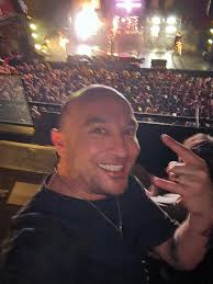 There has been a lot I talk & discussion comparing Tommy to Brad and who  was better in the studio and live. Everyone has their opinion and that's  fine, it's your choice