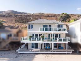 A Tour Inside Jennifer Lopez And Alex Rodriguez S Beachfront Malibu Home Monagiza Malibu Beach House Malibu Homes Jennifer Lopez