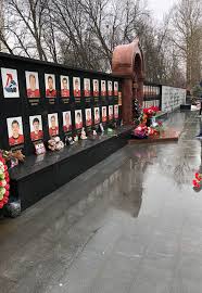 He also starred for several years in his native sweden. Johan Garpenlov On Twitter La Ned Tva Blommor Vid Minnesplatsen For Lokomotiv Yaroslavl
