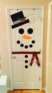 No tenemos que conformarnos con los de siempre, porque ahora podemos decorar la puerta de alguna de las estancias como el salón con tal divertido decorado navideño que gustará a todos. Puertas Decoradas De Navidad Decoracion De Puertas Navidenas Decoracion De Puertas Navidenas Puertas Decoradas De Navidad Decoracion Navidena Manualidades