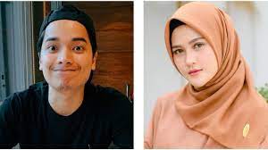 Oki menyebutkan ayah dan ibunya tinggal bersama adik bungsunya, ria ricis takdir allah di rumah itu semalam hanya ada ibu saya dan mbak penjaga rumah, katanya. Nztuzvy4ocyldm