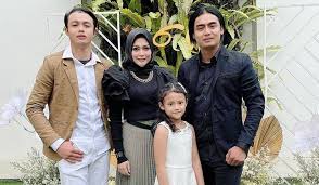 Gadis pedangdut ini memiliki nama asli. 2 Kali Hampir Cerai Charly Setia Band Bahas Momen Manis Bersama Keluarga Saat Ini