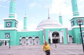 Nuansa segar dan trendy juga terlihat dari pulasan lipstik peach di bibirnya. Masjid Warna Nusagates