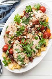 Mediterrane Hahnchenpfanne Mit Getrockneter Tomaten Kalamata Oliven Kapern Rispentomaten Und Feta Kase Ein Mediterrane Rezepte Rezepte Mediterrane Gerichte