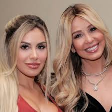 Alexa Dellanos estrena nuevo look ¡y se ve increíble! 😍👉🏼 bit.ly/4dYTWCD