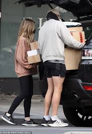 Nadia was seen jogging with a mystery man in melbourne's albert park in september. Nadia Bartel S Boyfriend Nathan Brodie Dutifully Carries Her Instagram Freebies From The Post Office Daily Mail Online