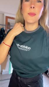 Remera Corta Con Aberturas Y Cinta Adidas