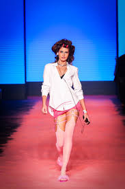 Com look à la Dona Florinda sexy, Camila Queiroz troca beijos com Klebber  Toledo