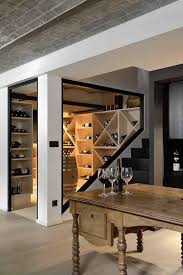 Au Sous Sol La Cave De Degustation Apparente Met En Relief Un Volume Plus Clair Marque En 2020 Amenagement Cave A Vin Cave A Vin Moderne Amenagement Interieur Maison