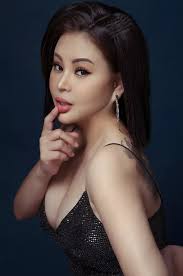 Lê Giang khoe vòng 1 'dao kéo' nóng bỏng và hình xăm khủng