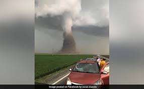 Mai multe case au rămas fără acoperișuri, iar localnicii spun că experiența a. Watch Powerful Tornado Touches Down In Romanian Countryside
