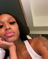 Now why tf she spit in dat girl bag like dat 😩😭