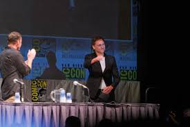 Kat dennings reveals margot robbie brought. Datei Tom Hiddleston 2010 Comic Con Jpg Wikipedia