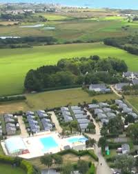 Parkeerplaatsen voor campers op tussenstop buiten de poort. 4 Star Guidel Campsite Lorient Campsite The Gardens Of Kergal