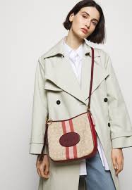 Great savings & free delivery / collection on many items. Coach Naw Signature With Branding Chaise Crossbody Umhangetasche Light Khaki Wine Beige Zalando De