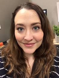 Neutrals for everyday chic looks with a pop of color