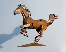 Machen sie ihren garten zu einem königreich und werten sie ihn geschickt und elegant mit entsprechenden pferdedekorationen. Mustang Pferd Skulptur Roststahl Neuerraum