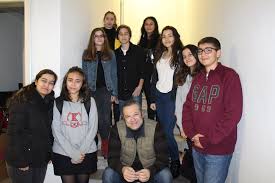 Karşıyaka'da geçen çocukluk ve yine i̇zmir'in hatay semtinde geçen gençlik yıllarından sonra, eskişehir'de konservatuarda okudu. Levent Uzumcu Bodrum Ted Koleji Ogrencilerine Deneyimlerini Anlatti Bodrumca Gazetesi