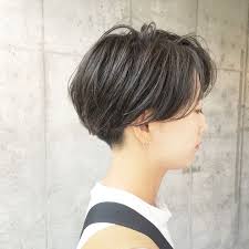 刈り上げショート グレージュ 襟足が邪魔ならいっそのこと まずはソフトに刈り上げてみる ナマイキヘア で全スタイル見れます スワイプリーズ 予約はプロフィールのメールorインスタdm もしくは tel 03 6721 1942 ショートボブ ヘアスタイル ボブ