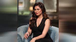 الشخصية تمثلني وكل الفتيات (فيديو) وعلّقت الفنانة على الفيديو، مُقدمة الشكر إلى مُصفف شعرها، ومُصمم فستانها، بالإضافة إلى خبير التجميل المسؤول عن مكياجها. Ø¨ÙØ³ØªØ§Ù† Ø±Ø§Ù‚ÙŠ ÙˆÙ…Ø­ØªØ´Ù… Ù‡Ø§Ø¬Ø± Ø£Ø­Ù…Ø¯ ØªØ±ÙˆØ¬ Ù„Ù€ Ø£Ø­Ø³Ù† Ø£Ø¨ Ø§Ù„ÙˆÙØ¯