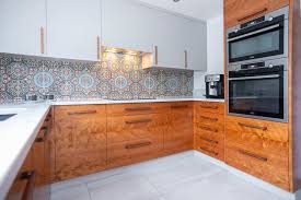 The classic and sleek design of the essex series solid maple face frame, full overlay kitchen cabinet doors and five piece drawer fronts and a natural finished interior all give off a beautiful touch of modern style. Bespoke Kitchen Cabinets Essex Beckingham Designs