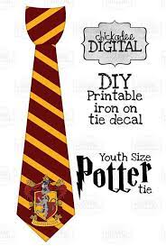 Ganz aufgeregt flüsterten sie miteinander. Printable Gryffindor Crest 1 Red And Gold Wizard Stripes Tie Printable Diy Iron On Tie Regalos De Harry Potter Como Hacer Corbata Harry Potter Fiesta