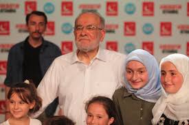 Saadet partisi genel başkanı ve cumhurbaşkanı adayı temel karamollaoğlu ve ailesi evinin kapılarını bir televizyon kanalına açtı. Temel Karamollaoglu Borca Ve Issizlige Mahkum Ettiler Son Dakika Haberler
